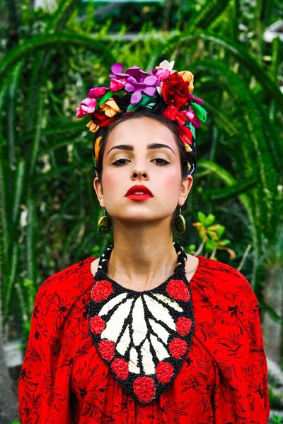 Şık Çiçek Headdress Muhteşem Genç Kadın Portresi — Stok fotoğraf