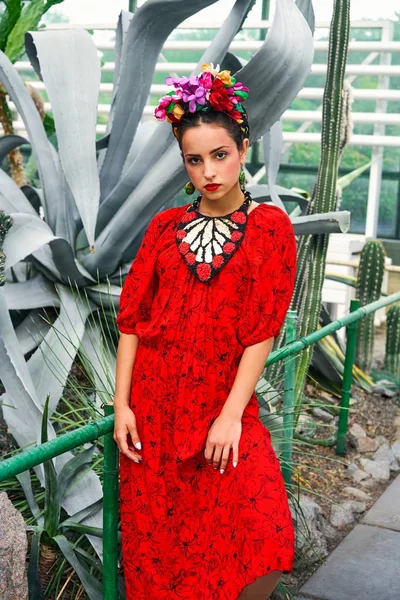 Linda Jovem Mulher Vestido Vermelho Elegante Cobertura Para Cabeça Floral — Fotografia de Stock