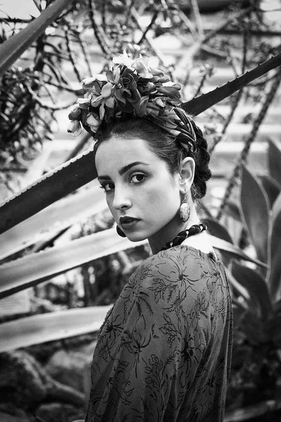 Portrait Noir Blanc Magnifique Jeune Femme Dans Une Coiffure Florale — Photo