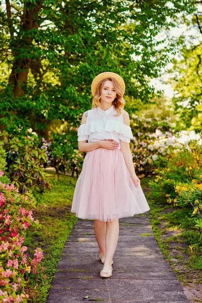 Aantrekkelijke Jonge Vrouw Poseren Buiten Tuin — Stockfoto