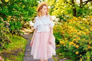 Bahçede açık havada poz çekici genç kadın