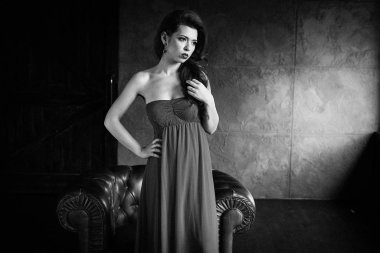 Zarif elbise poz içinde muhteşem genç esmer kadın fotoğrafı siyah-beyaz 