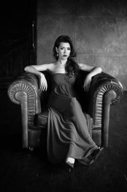 Zarif elbise poz içinde muhteşem genç esmer kadın fotoğrafı siyah-beyaz 