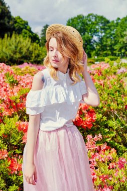 Bahçede açık havada poz çekici genç kadın