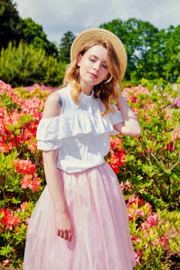 Bahçede açık havada poz çekici genç kadın