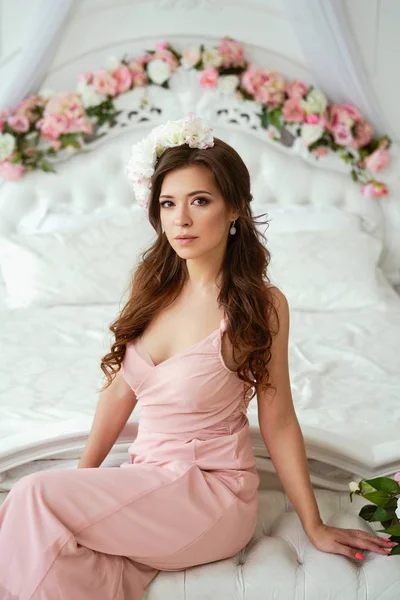Красивая Молодая Брюнетка Элегантном Розовом Платье Позирует — стоковое фото