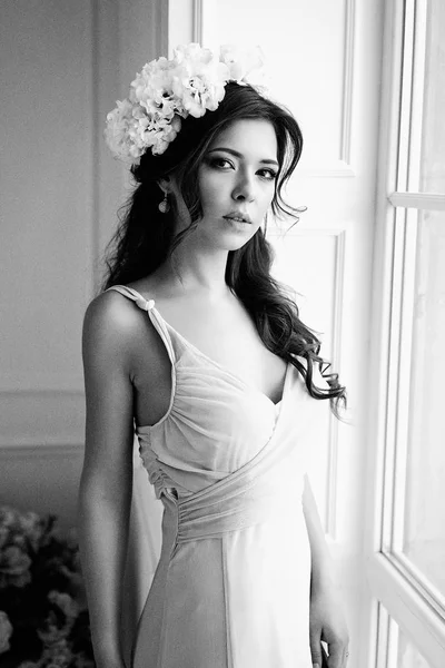 Foto Blanco Negro Hermosa Joven Morena Elegante Vestido Posando —  Fotos de Stock