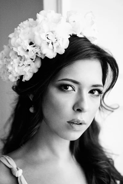 Zwart Wit Portret Van Prachtige Jonge Brunette Vrouw Met Bloemen — Stockfoto