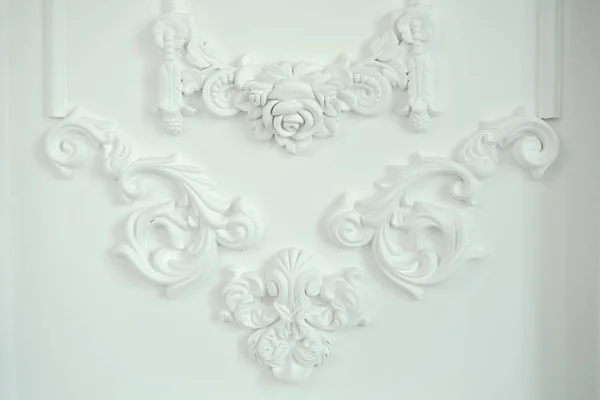 Dinding Putih Didekorasi Dengan Elemen Indah Dari Cetakan Plester — Stok Foto