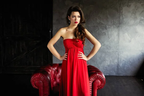 Hinreißende Junge Brünette Frau Elegantem Roten Kleid Posiert — Stockfoto