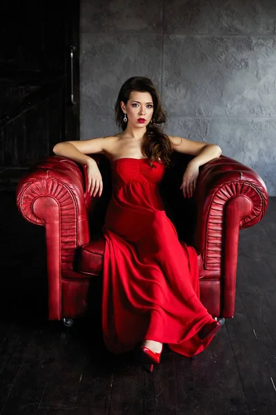 Linda Jovem Morena Elegante Vestido Vermelho Posando — Fotografia de Stock