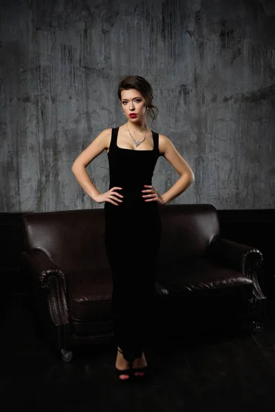 Magnifique Jeune Femme Brune Robe Noire Élégante Posant — Photo
