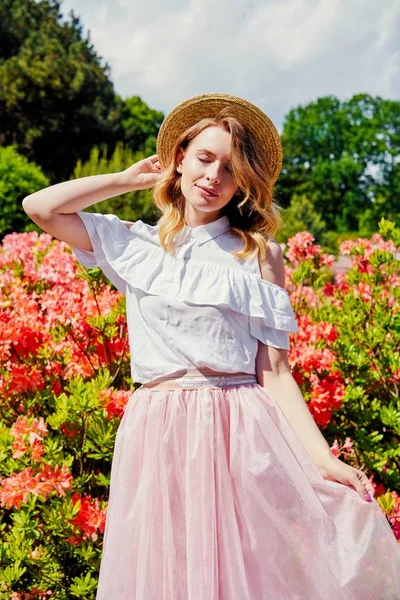 Aantrekkelijke Jonge Vrouw Poseren Buiten Tuin — Stockfoto