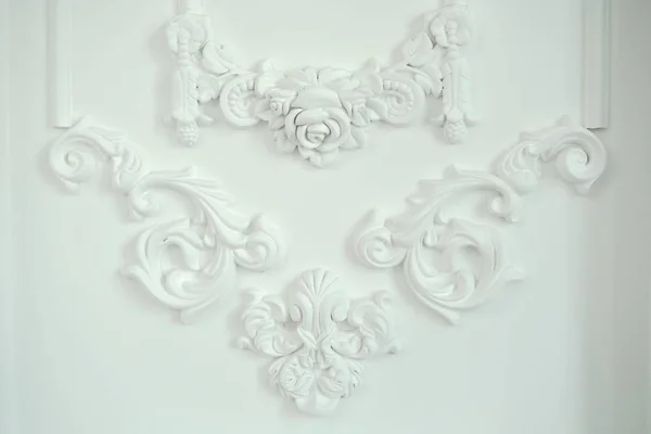 White wall is decorated with exquisite elements of plaster moldings — Stock Image White Wall Decorated Exquisite Elements Plaster Moldings Stock Picture