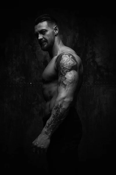 Black White Photo Shirtless Muscled Young Man Posing Grunge Wall — Stock Photo, Image