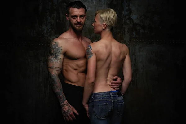 Hermosa Pareja Moderna Sin Camisa Posando Estudio Sobre Fondo Gris —  Fotos de Stock