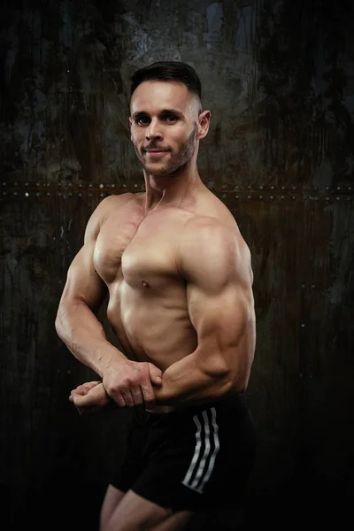 Hemdlos Muskulöser Junger Mann Posiert Vor Grunge Wand Hintergrund — Stockfoto