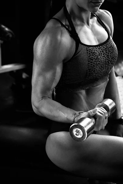 Czarno Białe Zdjęcie Młoda Brunetka Kobieta Mięśni Ćwiczenia Siłowni — Zdjęcie stockowe