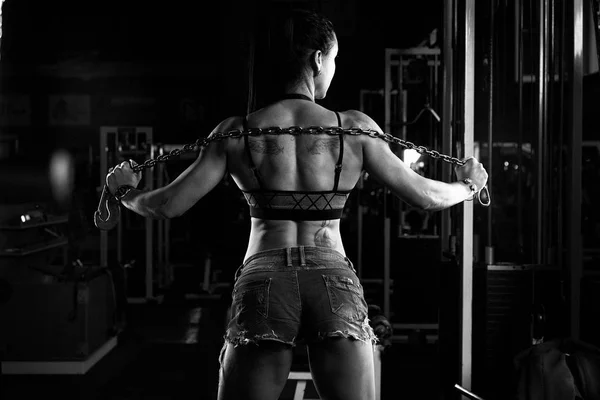 Foto Blanco Negro Una Joven Musculosa Con Cuerpo Bronceado Posando — Foto de Stock