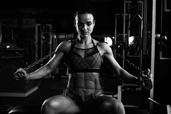 Foto Blanco Negro Una Joven Musculosa Con Cuerpo Bronceado Posando —  Fotos de Stock