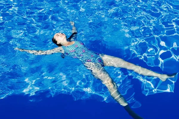 Atrakcyjna Młoda Kobieta Strój Kąpielowy Przejrzyste Wody Basenu — Zdjęcie stockowe