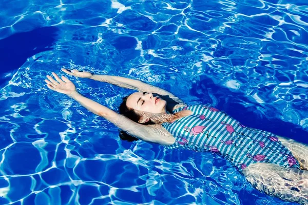 Atrakcyjna Młoda Kobieta Strój Kąpielowy Przejrzyste Wody Basenu — Zdjęcie stockowe