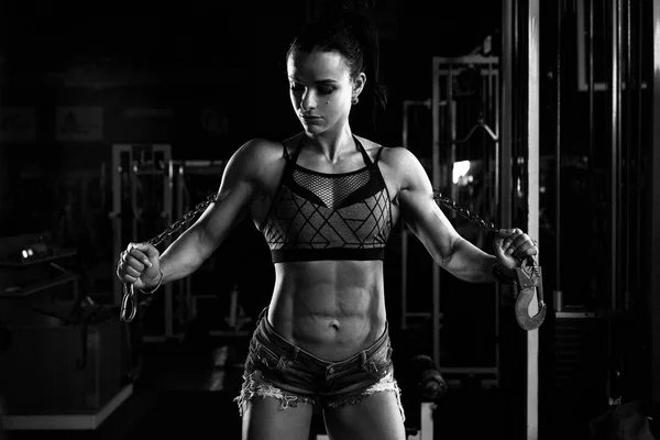 黑色和白色照片的年轻肌肉妇女与鞣体在健身房摆姿势 — 图库照片