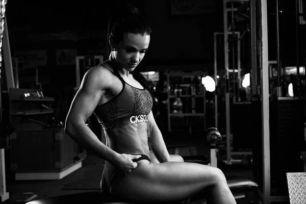 Svartvitt Foto Ung Muskulös Kvinna Med Solbrända Kropp Poserar Gym — Stockfoto