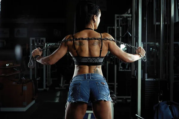 Ung Muskulös Kvinna Med Solbrända Kropp Poserar Gym — Stockfoto