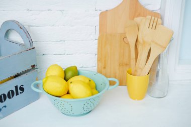  Taze lezzetli limon ve masada mutfak aksesuarları