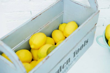  Tablo kutusunda taze lezzetli limon