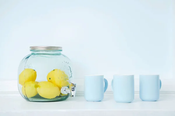 Свіжі Смачні Лимони Чашки Столі — стокове фото