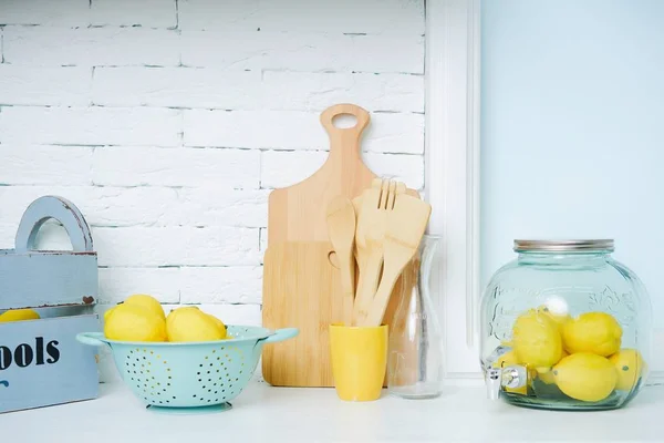 Fresco Deliziosi Limoni Accessori Cucina Sulla Tavola — Foto Stock