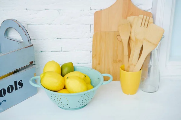 Limões Deliciosos Frescos Acessórios Cozinha Mesa — Fotografia de Stock