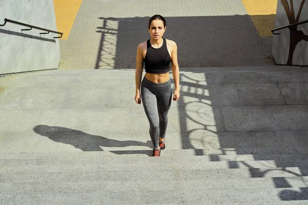 Deportivo Joven Morena Mujer Caminando Escaleras — Foto de Stock