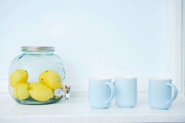  Taze lezzetli limon ve su bardağı masada