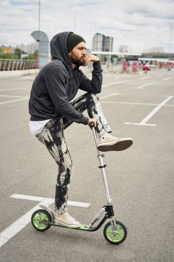 Tekme scooter poz ile şık genç sakallı adam