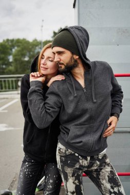 Kentsel arka plan üzerinde poz genç şık çift 