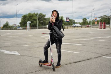 Şık kız kentsel arka plan üzerinde poz 