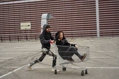 Eğleniyor genç şık çift arka plan 