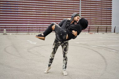 Kentsel arka plan üzerinde aşık genç şık çift 