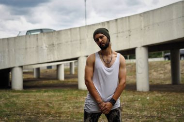 Şık genç sakallı adam şapka poz