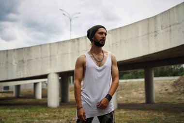 Şık genç sakallı adam şapka poz