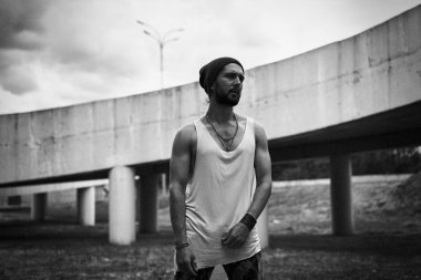 Şık genç sakallı adam şapka poz