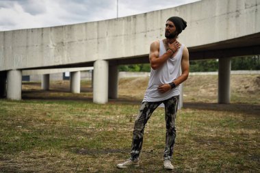 Şık genç sakallı adam şapka poz