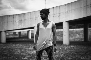 Şık genç sakallı adam şapka poz