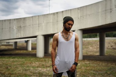 Şık genç sakallı adam şapka poz