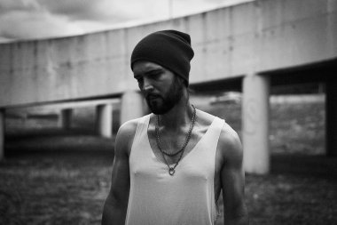 Şık genç sakallı adam şapka poz