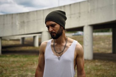 Şık genç sakallı adam şapka poz