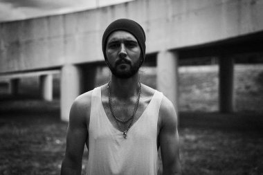 Şık genç sakallı adam şapka poz